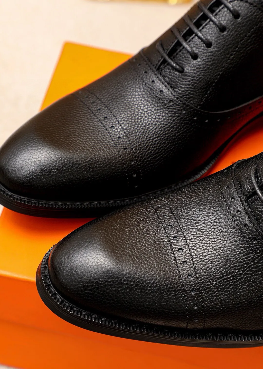 Men's shoes 💰460 💐 Product trademark: HERMES "Hermès" business leather shoes Regular size: 38-44 (45🉑️customized) Product materials: Selected imported first-layer pebbled calfskin upper, imported water-dyed 🐂 cowhide lining. Strong three-dimensional visual effect, non-slip and wear-resistant combination outsole Color: 2⃣️colors available